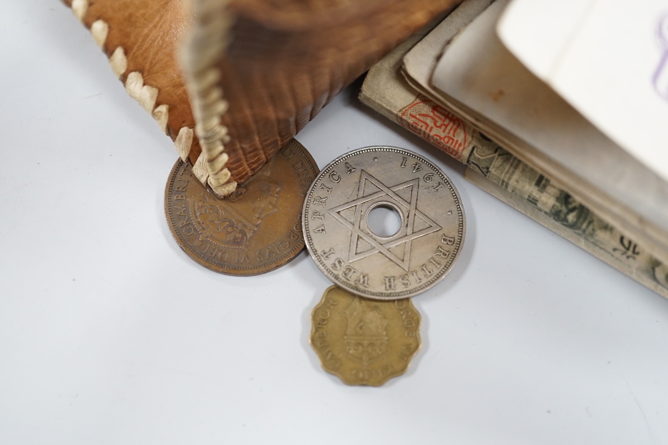 Japanese banknotes and coinage and assorted other coinage